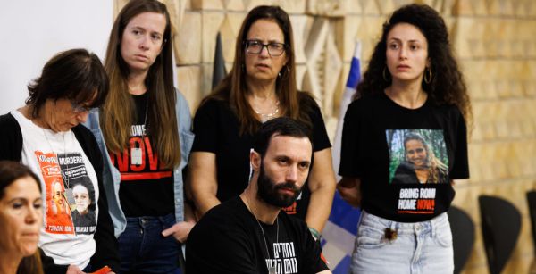 לאחר שאיימו: הקבינט ייפגש עם משפחות החטופים