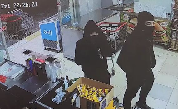 אחים לשוד: צעירים שדדו מרכולים באיומי אקדח. צפו