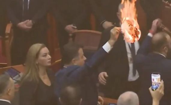 אלבניה: חבר פרלמנט ניסה להצית את המבנה | צפו