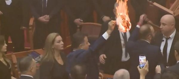 אלבניה: חבר פרלמנט ניסה להצית את המבנה | צפו