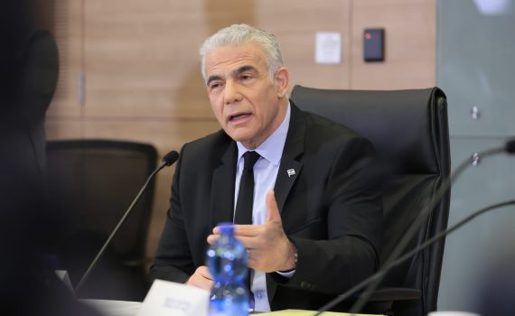 פוליטיקה קטנה: לפיד קורא להצביע נגד התקציב