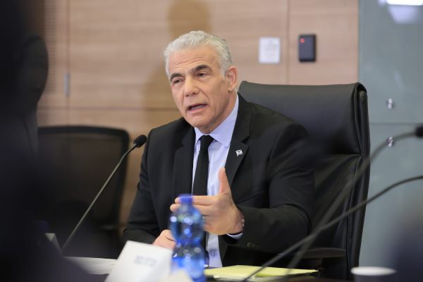 פוליטיקה קטנה: לפיד קורא להצביע נגד התקציב