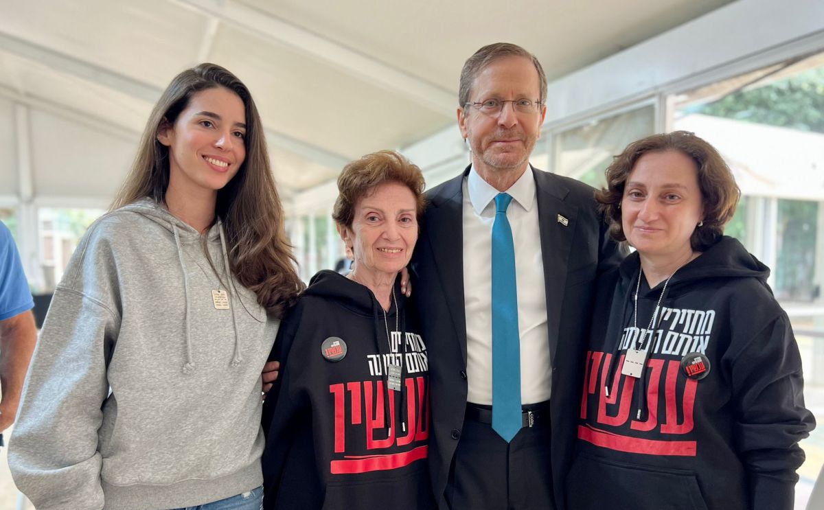 הרצוג נפגש עם שלוש מהחטופות שחזרו מהשבי