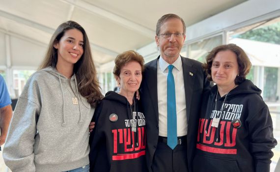 הרצוג נפגש עם שלוש מהחטופות שחזרו מהשבי