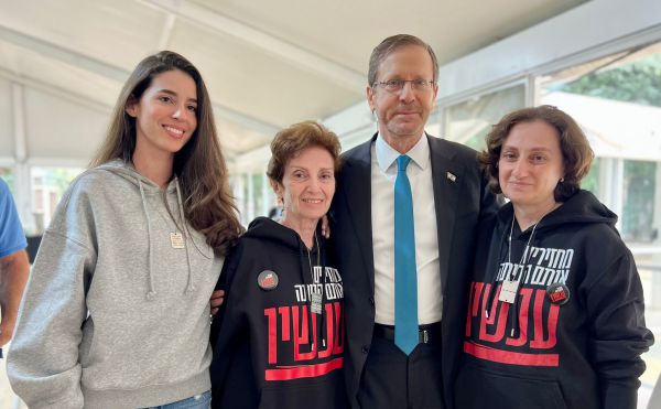 הרצוג נפגש עם שלוש מהחטופות שחזרו מהשבי