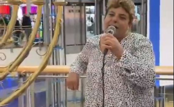 צפו: רחל מאופקים מדליקה נר ראשון של חנוכה