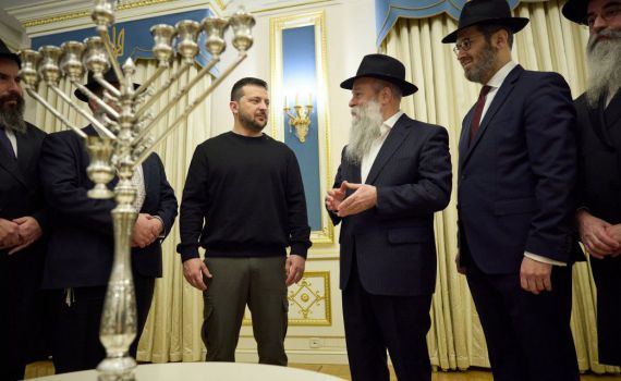 זלנסקי הדליק נר חנוכה: "האור ינצח כאן ובישראל"