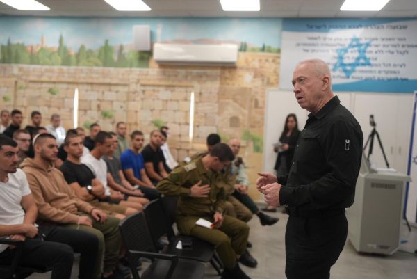 גלנט: המחבלים נכנעים, זה ביטוי לניצחון של צה"ל