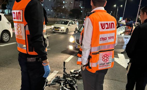 אשדוד: רוכב אופניים כבן 25 נפגע מרכב; מצבו קשה