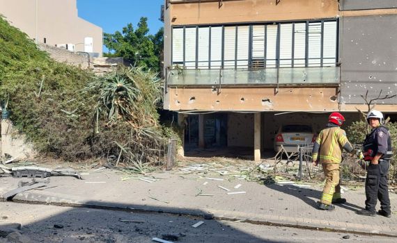 פגיעה ישירה בבית בחולון, אדם נפצע באורח קל