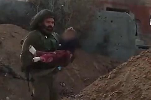 צפו: כך טיפלו לוחמי צה"ל בילדה עזתית פצועה