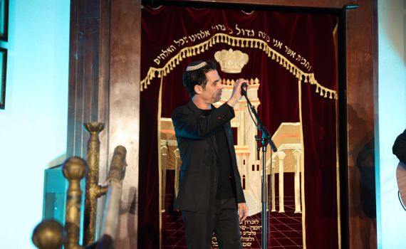 עם כיפה לראשו: אביב גפן בהדלקת נרות בבית הכנסת הגדול