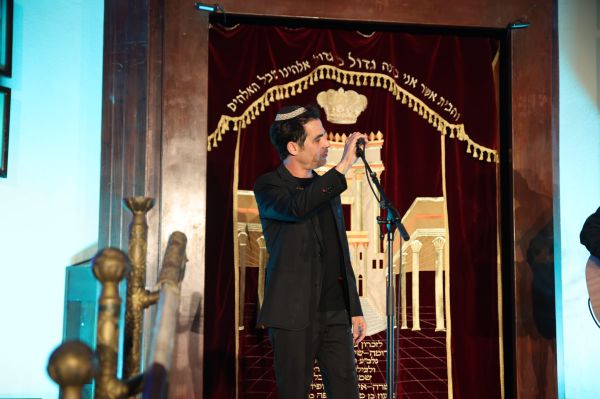 עם כיפה לראשו: אביב גפן בהדלקת נרות בבית הכנסת הגדול