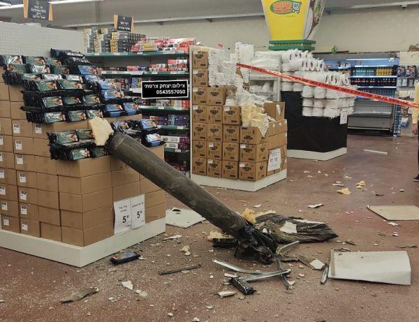 צפו בתיעוד: רגעי נפילת הטיל בסופר באשדוד