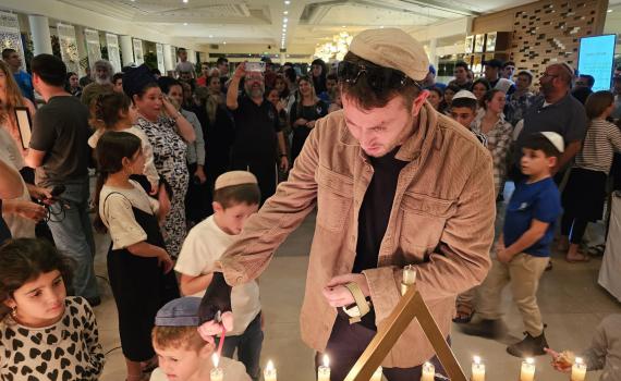 חבר כיתת הכוננות שנפצע קשה הדליק נר חנוכה