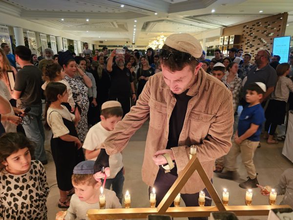 חבר כיתת הכוננות שנפצע קשה הדליק נר חנוכה