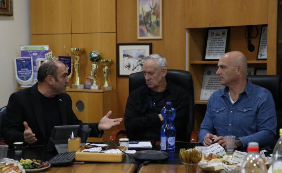 גנץ בגבול הצפון: "ישראל תרחיק את חיזבאללה"