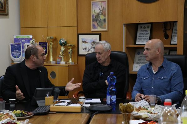 גנץ בגבול הצפון: "ישראל תרחיק את חיזבאללה"