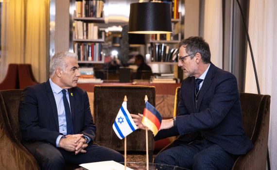 לפיד בגרמניה: "לחץ כלכלי על חמאס יביא לשחרור חטופים"