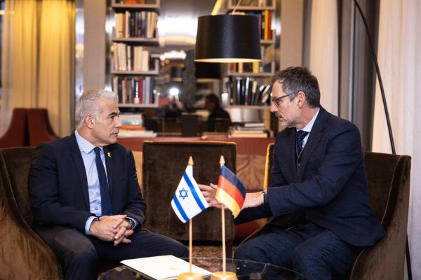 לפיד בגרמניה: "לחץ כלכלי על חמאס יביא לשחרור חטופים"