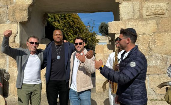 אחרי הביקור בעוטף: המפיק ההוליוודי הגיע לכותל המערבי