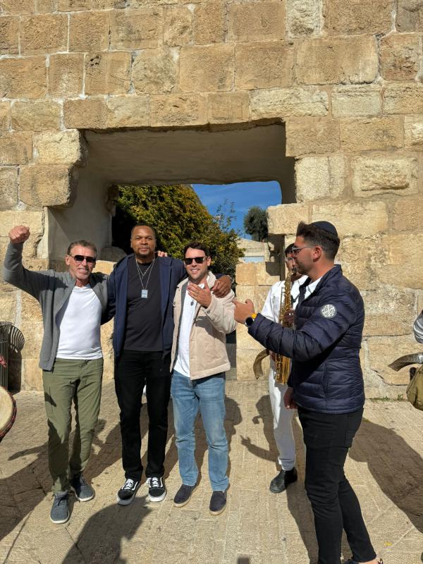 אחרי הביקור בעוטף: המפיק ההוליוודי הגיע לכותל המערבי