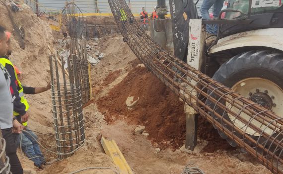 דרמה בנתניה: פועל נפל לבור בגובה 12 מטר וחולץ