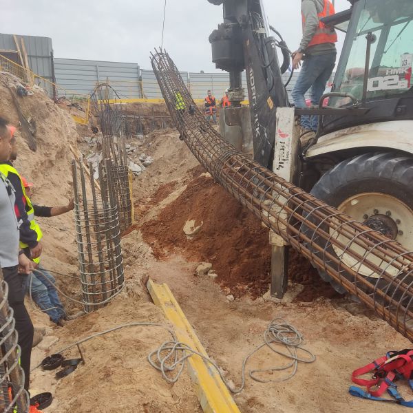 דרמה בנתניה: פועל נפל לבור בגובה 12 מטר וחולץ