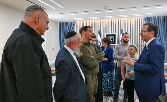 הרצוג נפגש עם משפחת החטוף מקריית ארבע