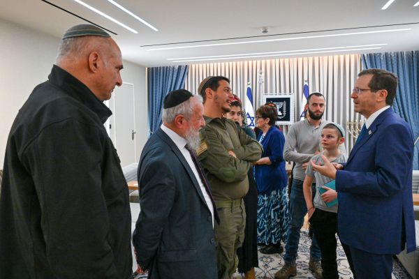 הרצוג נפגש עם משפחת החטוף מקריית ארבע