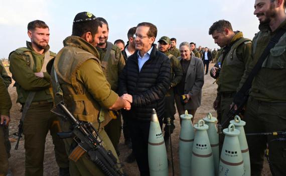 תיעוד: הרצוג נפגש עם חיילי המילואים וחתם על פגז