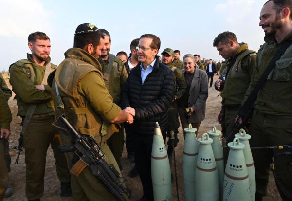 תיעוד: הרצוג נפגש עם חיילי המילואים וחתם על פגז