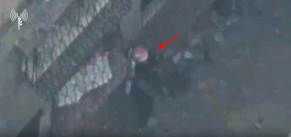 צפו: דורך את ה-RPG, מכוון לעבר הלוחמים ומחוסל