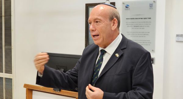 אנגלמן: נבחן את האחריות האישית של הדרג המדיני