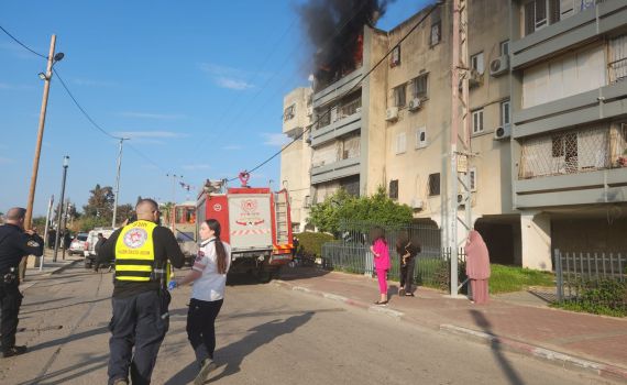 שריפה בבניין בלוד: גבר חולץ במצב בינוני
