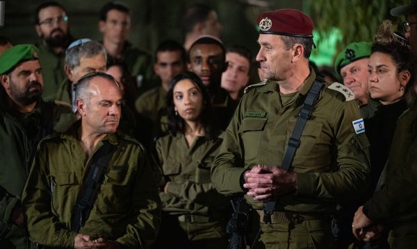 צפו בתיעוד: הרמטכ"ל הדליק נר שלישי עם החיילים