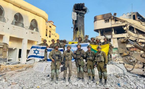 צפו: כיכר ובה פסל המפאר את חטיפת החיילים הושמדה