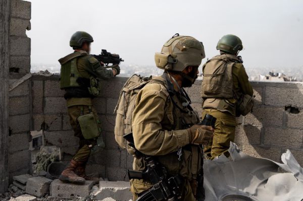 אחרי הפיגוע: צה"ל מתחקר חשודים בכפר של המחבלים