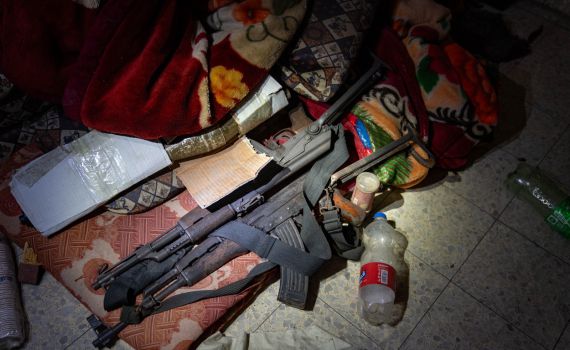 הניצול של חמאס: עשרות קלאצ'ניקובים בחדר ילדים