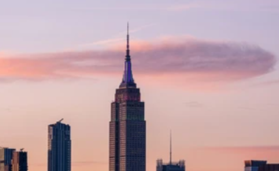 מרתיח: בניין האמפייר סטייט הואר בצבעי דגל קטאר