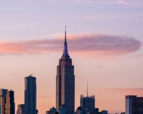 מרתיח: בניין האמפייר סטייט הואר בצבעי דגל קטאר