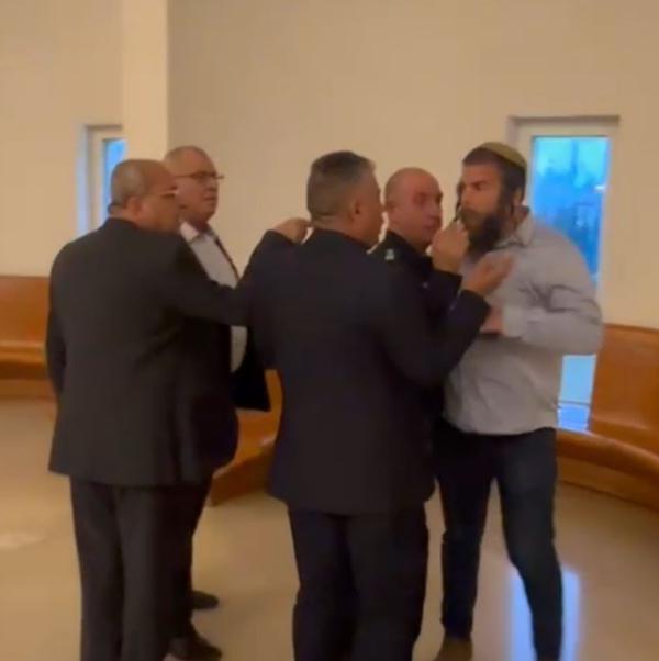 "אתה שווה לנעל שלי": ח"כ טיבי התפרץ על נתי רום