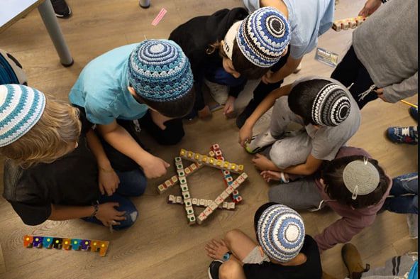 תיעוד: ילדי המפונים הכינו חנוכיות לחיילים ברצועה