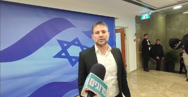 סמוטריץ' עוקץ: "אולי אצל ארבל במפלגה לא משרתים"