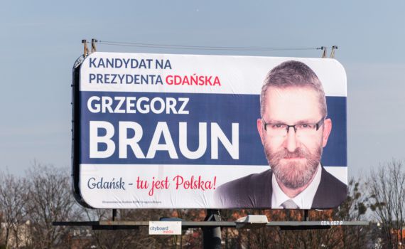 פולין: חבר הפרלמנט שכיבה את החנוכייה הושעה