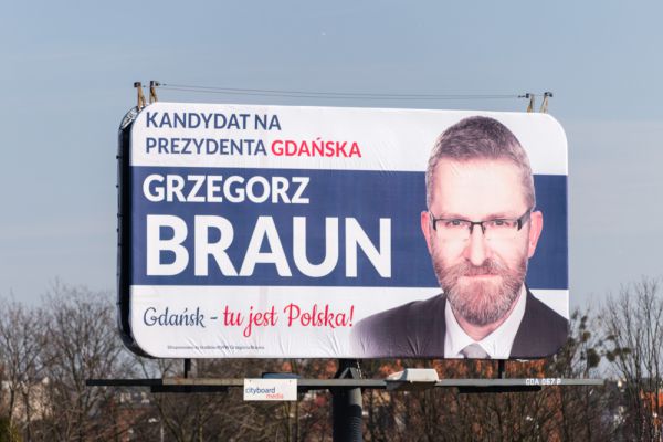 פולין: חבר הפרלמנט שכיבה את החנוכייה הושעה