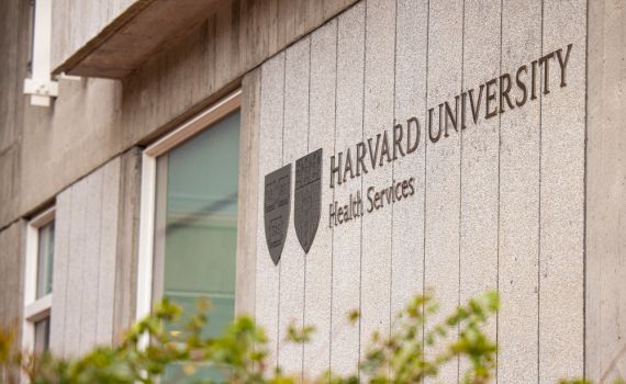 נשיאת הראוורד: "רצח עם ביהודים" לא מפר כללים