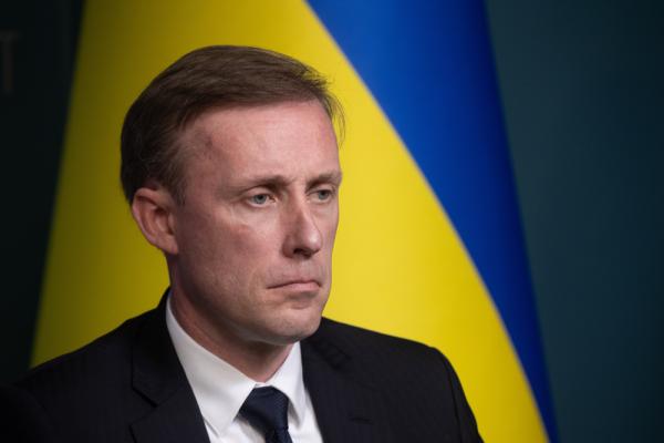 הלחץ האמריקני: היועץ לביטחון לאומי הגיע לישראל