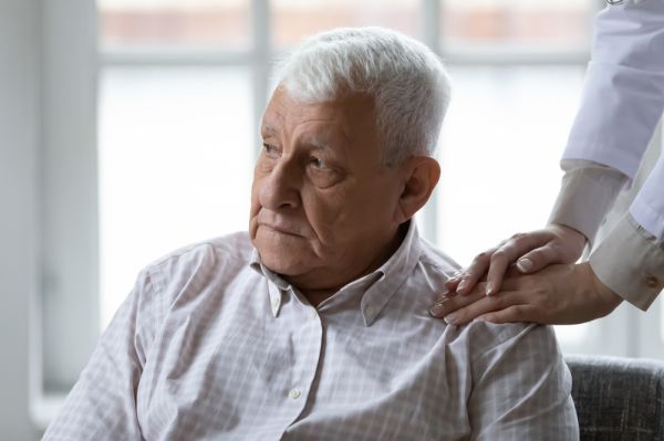 בין החיים למוות: הסבים והסבתות שנותרים מאחור