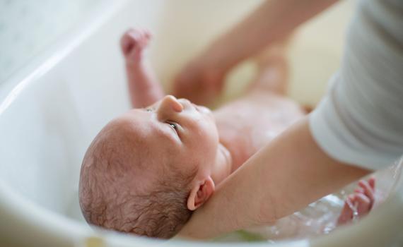 העובדת הסיטה את המבט; הפעוט טבע באמבטיה